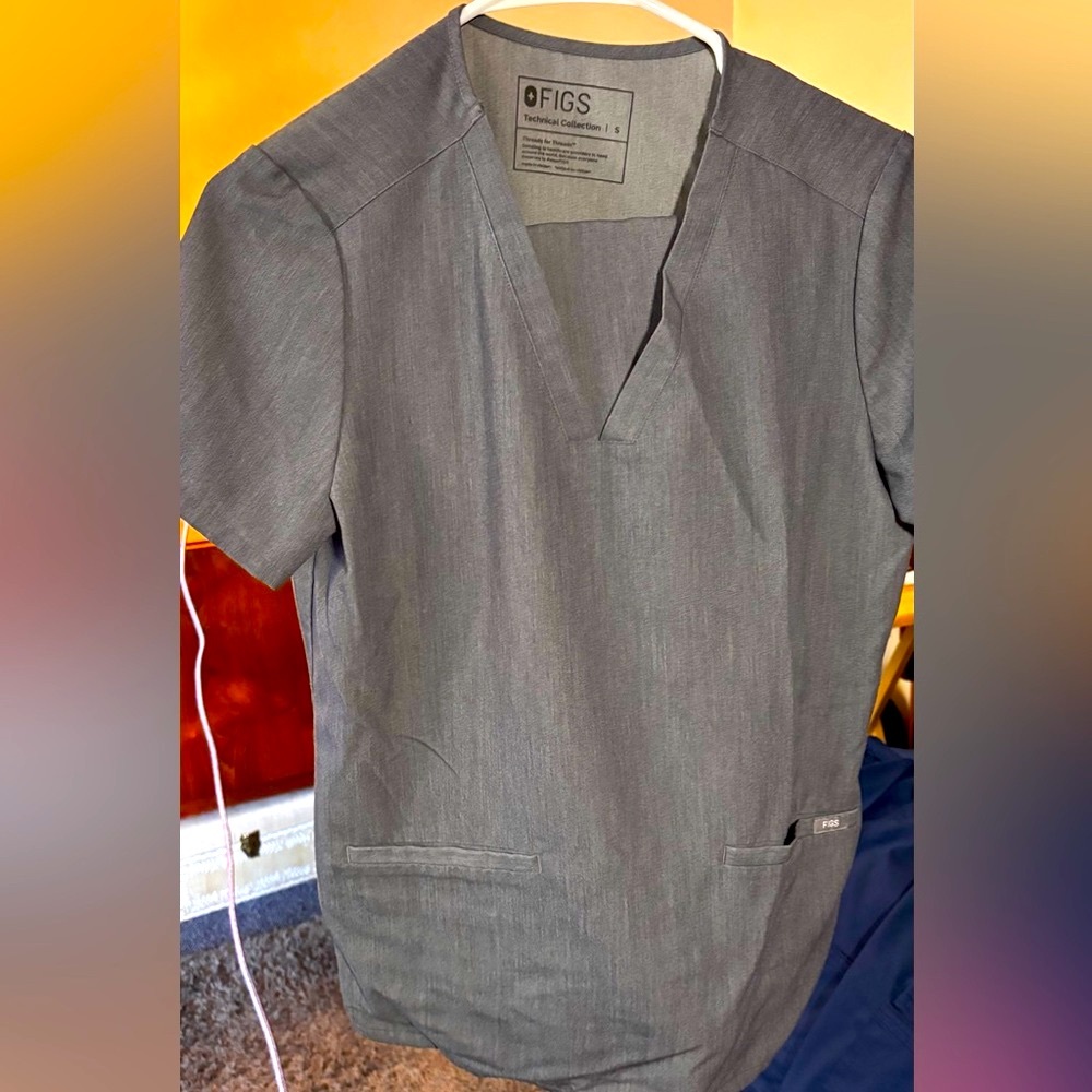 FIGS Scrub Set - Size Small (Top & Bottom) - Excellent Condition